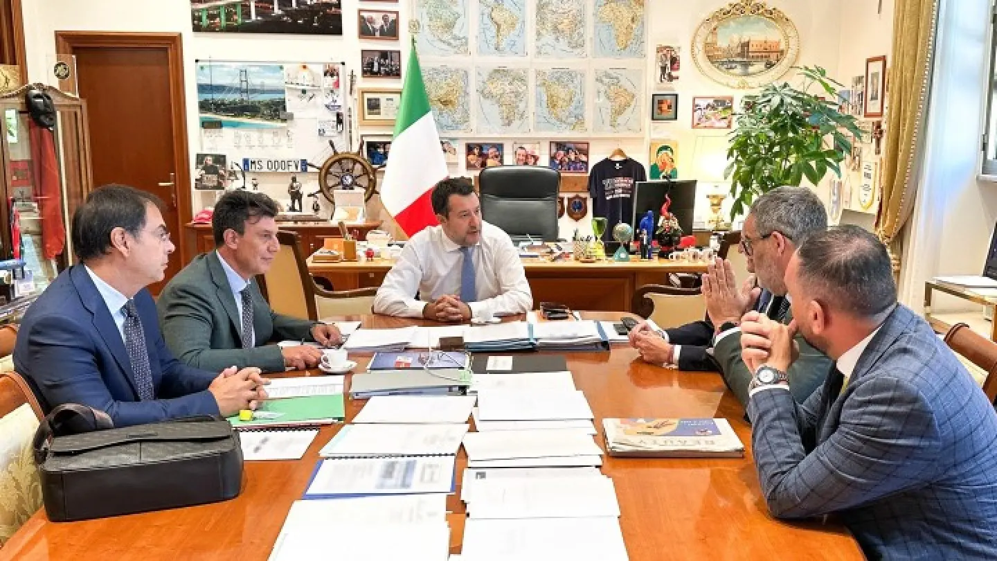 <p>Un momento dell&#39;incontro che si &egrave; svolto al ministero delle Infrastrutture e dei trasporti, al centro il vicepresidente del Consiglio, Matteo Salvini (foto: ufficio stampa MIT)</p>\\n