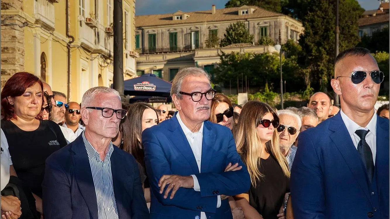 Il sindaco Romeo (al centro) al funerale del piccolo Francesco (foto di Tonio Verilio)
