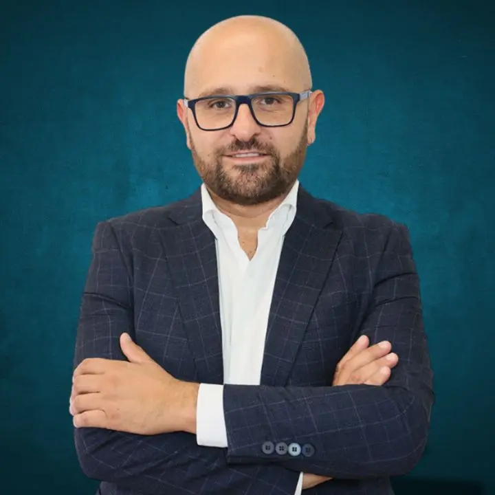 Sondaggi e polemiche, Giorno (M5S) affonda su Caputo: “Non giochi coi medicinali, guardi agli ospedali”