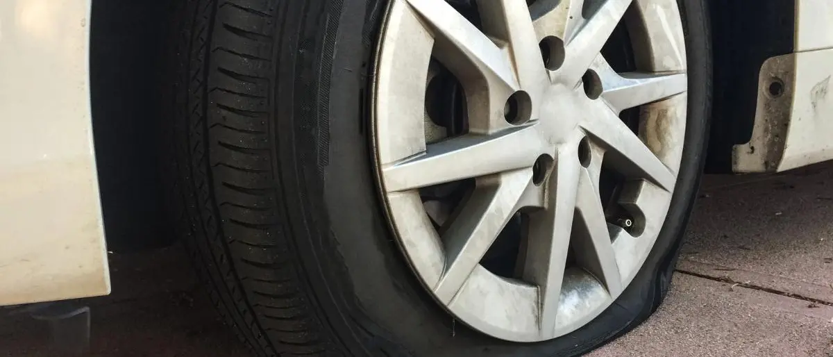 Catanzaro, squarciati gli pneumatici dell’auto di don Godino. Il circolo Pd: «Ferita per l’intera comunità»\n