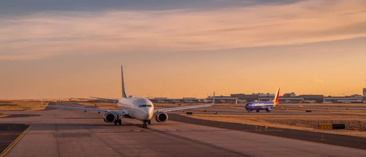 Cyberattacco contro diversi aeroporti europei: colpiti Berlino, Bruxelles e Londra. Ritardi, cancellazioni e disagi\n
