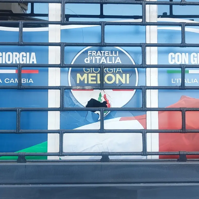Villa San Giovanni, sfondata la vetrata della sede del Circolo di Fratelli d’Italia\n