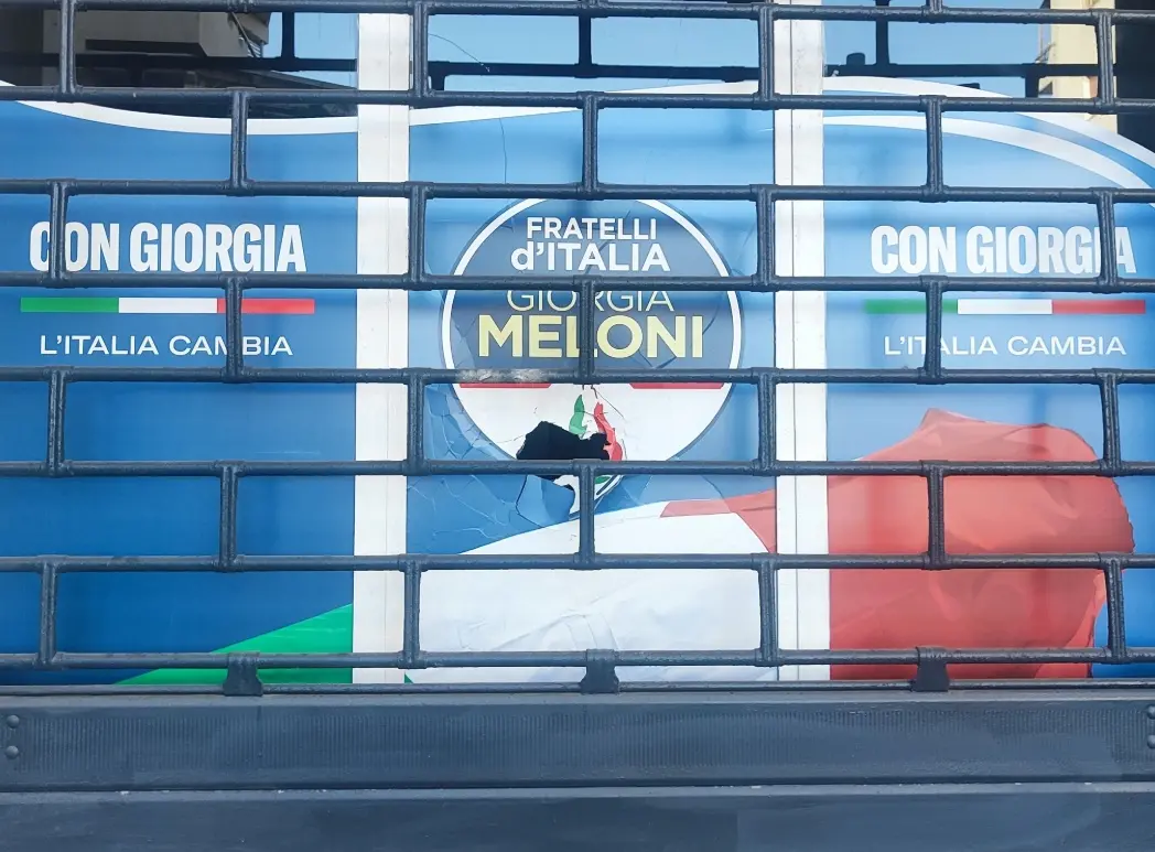 Villa San Giovanni, sfondata la vetrata della sede del Circolo di Fratelli d’Italia\n