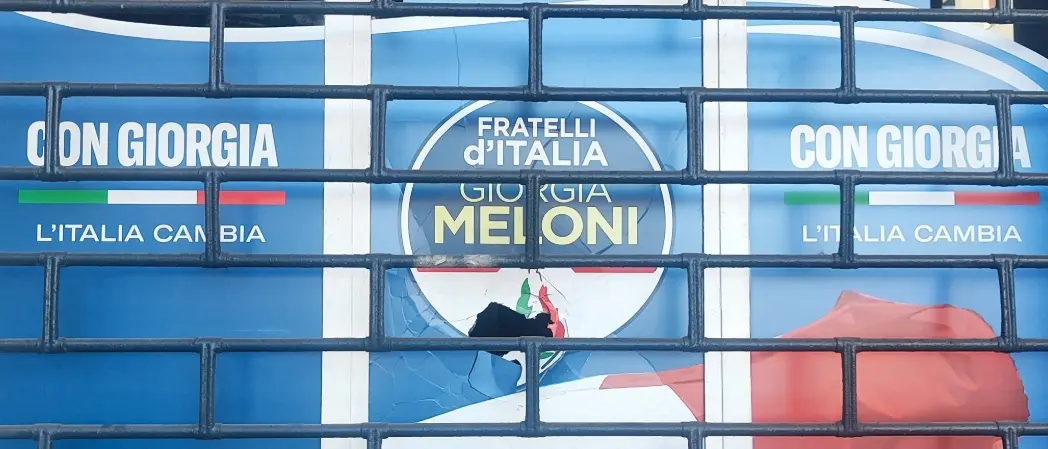 Villa San Giovanni, sfondata la vetrata della sede del Circolo di Fratelli d’Italia\n