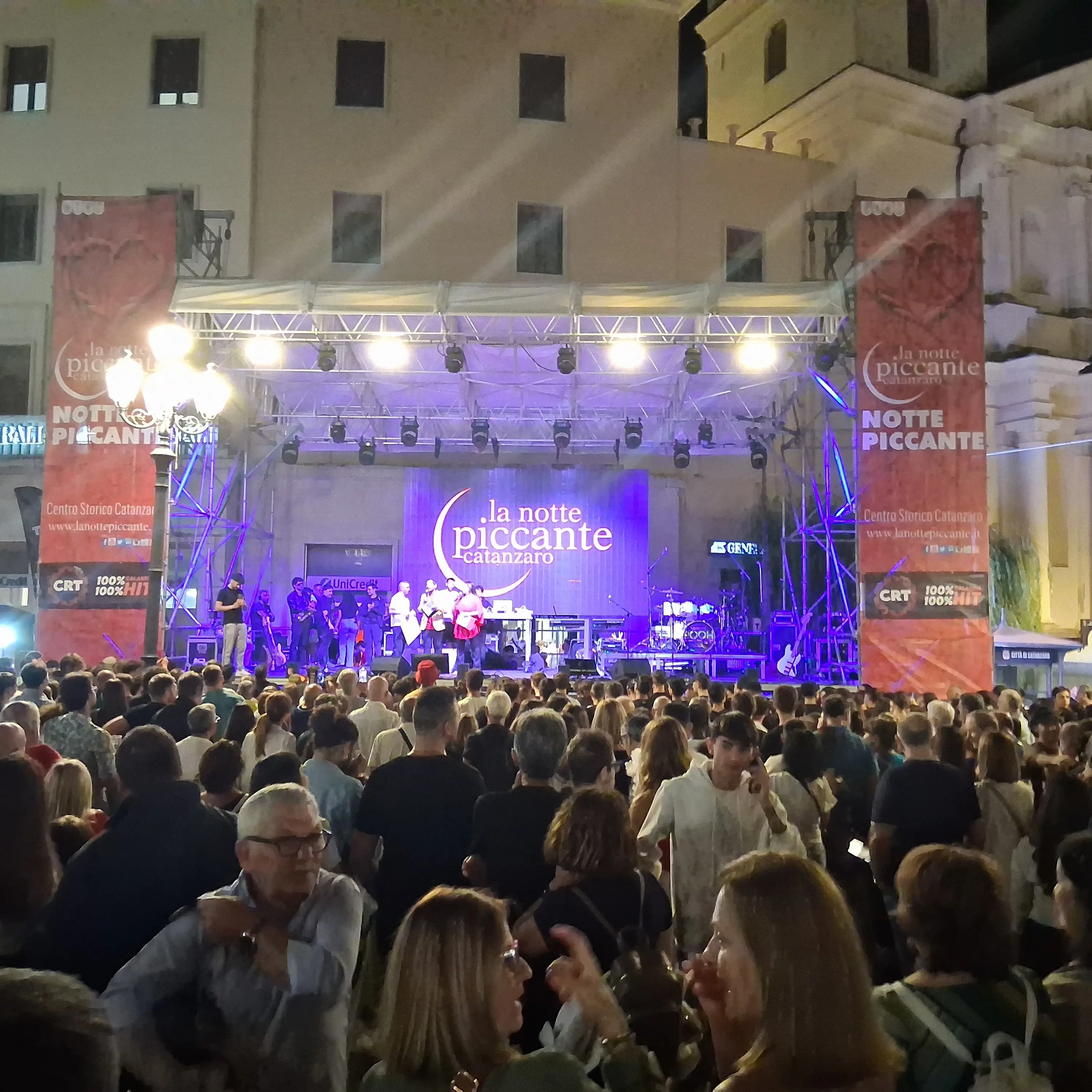 La Notte piccante incanta Catanzaro: migliaia di persone celebrano la cultura, la musica e la gastronomia calabrese nel centro storico della città\n