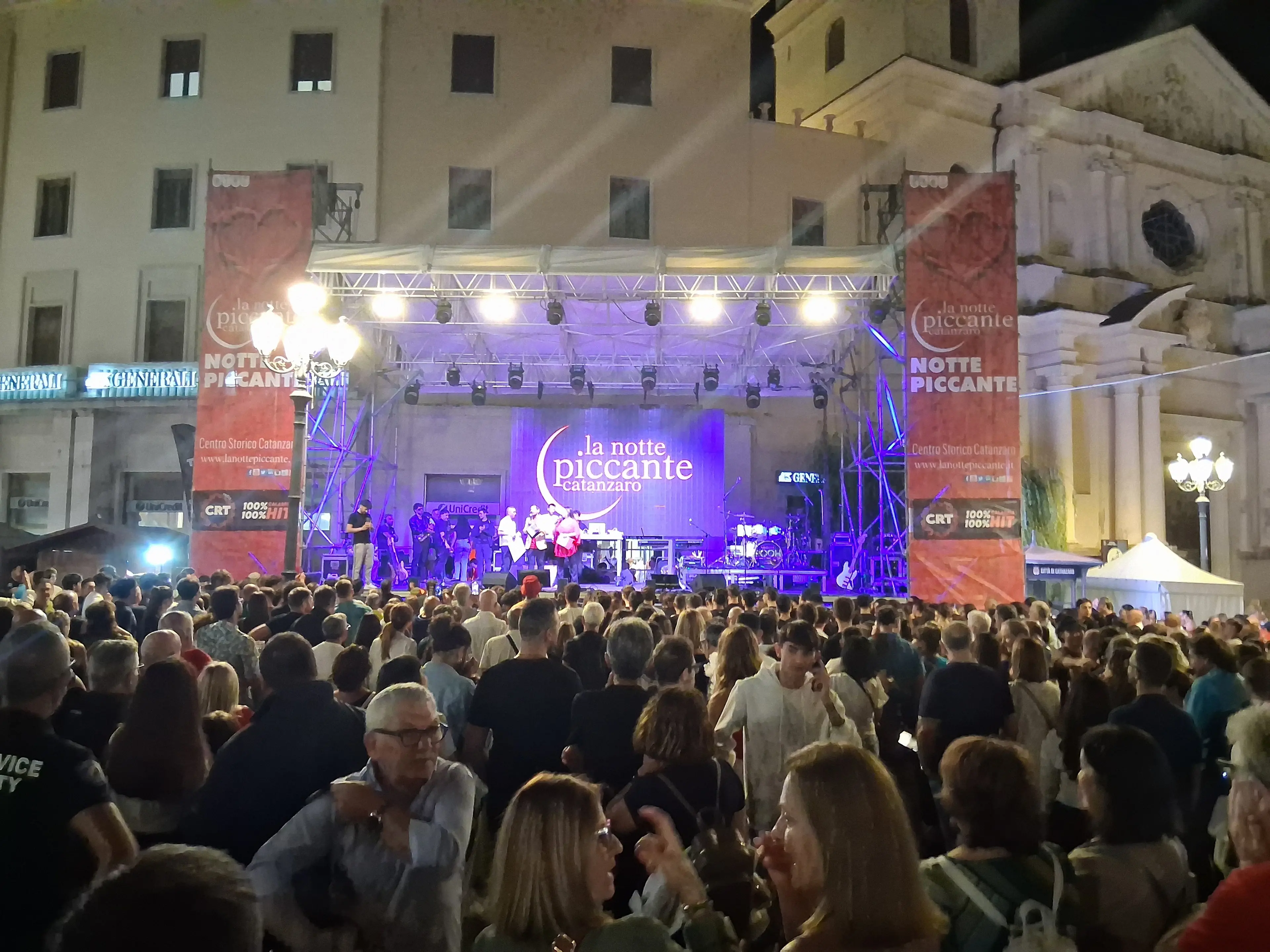 La Notte piccante incanta Catanzaro: migliaia di persone celebrano la cultura, la musica e la gastronomia calabrese nel centro storico della città\n