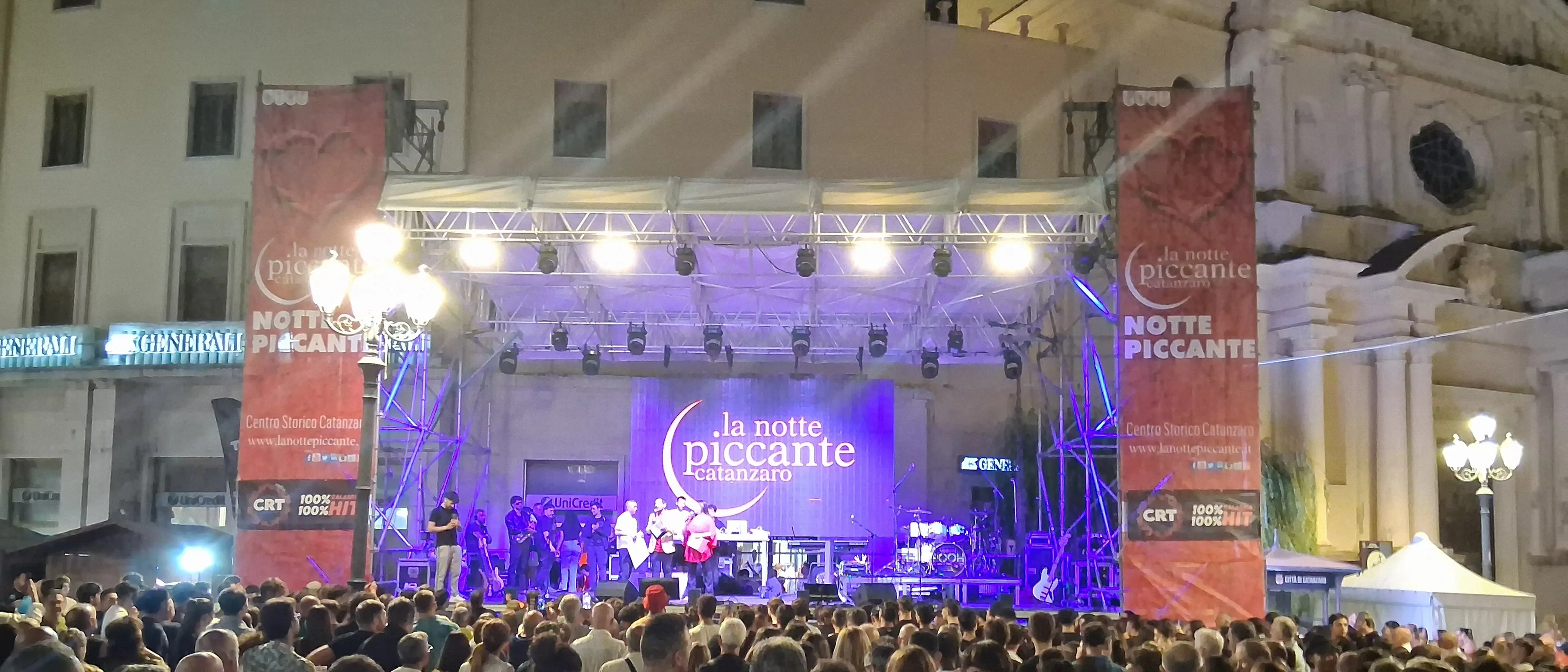La Notte piccante incanta Catanzaro: migliaia di persone celebrano la cultura, la musica e la gastronomia calabrese nel centro storico della città\n