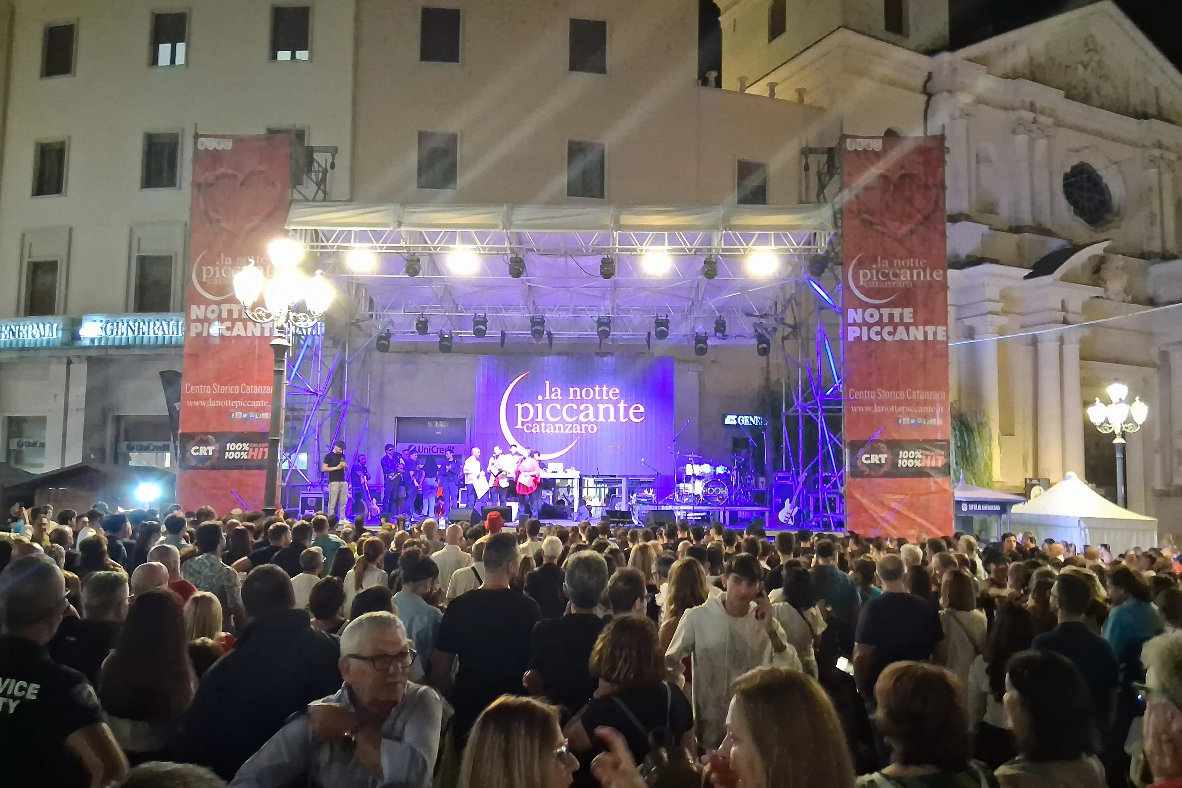 La Notte piccante incanta Catanzaro: migliaia di persone celebrano la cultura, la musica e la gastronomia calabrese nel centro storico della città\n