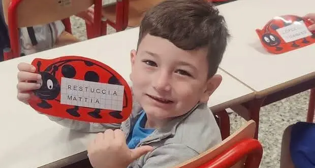 La Calabria piange il piccolo Mattia, travolto da un’auto mentre era in bici con la madre in provincia di Rovigo