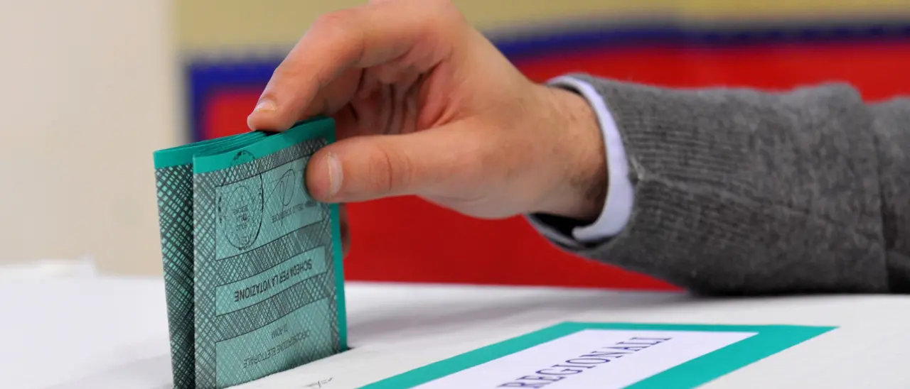 Tra piazze vuote e promesse stanche,\u00A0al voto anche la Calabria accetta di essere governata dalla rassegnazione\n