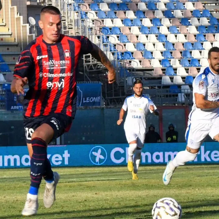 Il Crotone vince con il “cuore” e sale al quinto posto:\u00A0Cargnelutti e Gomez condannano il Siracusa