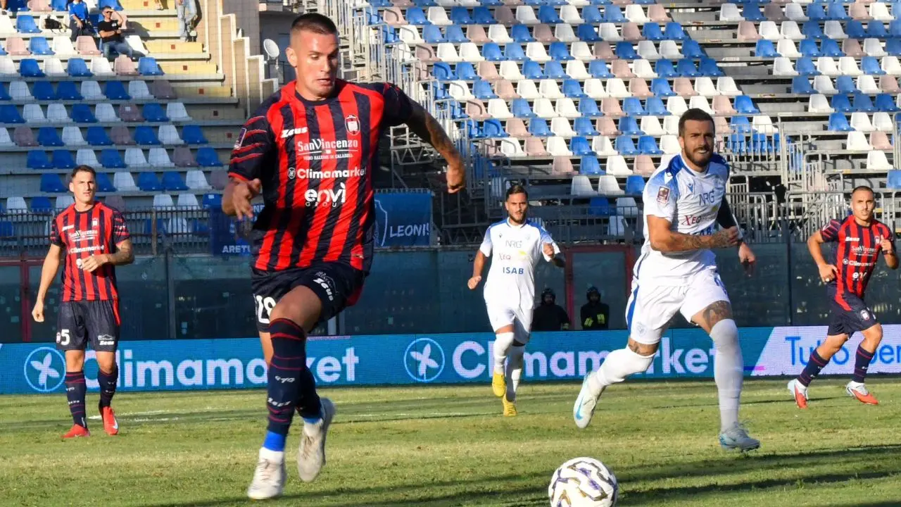 Un momento di gioco di Crotone-Siracusa allo Scida