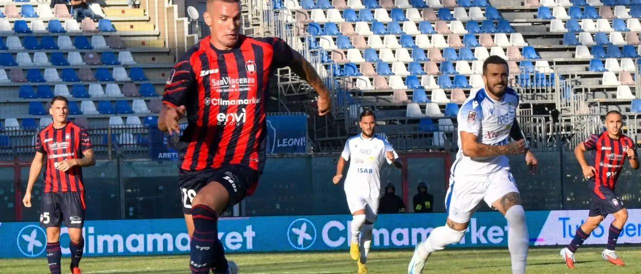 Il Crotone vince con il “cuore” e sale al quinto posto:\u00A0Cargnelutti e Gomez condannano il Siracusa