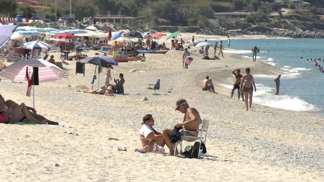 A Zambrone l’estate continua, turisti entusiasti: «Beautiful!». Il sindaco: «Mare sporco? Episodi sporadici»\n