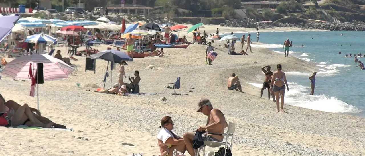 A Zambrone l’estate continua, turisti entusiasti: «Beautiful!». Il sindaco: «Mare sporco? Episodi sporadici»\n