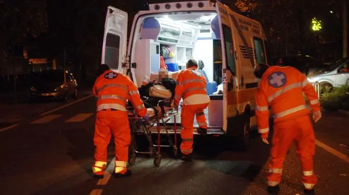 Tragedia in Lombardia, due ventenni travolte e uccise da un’auto mentre raggiungevano la festa di paese