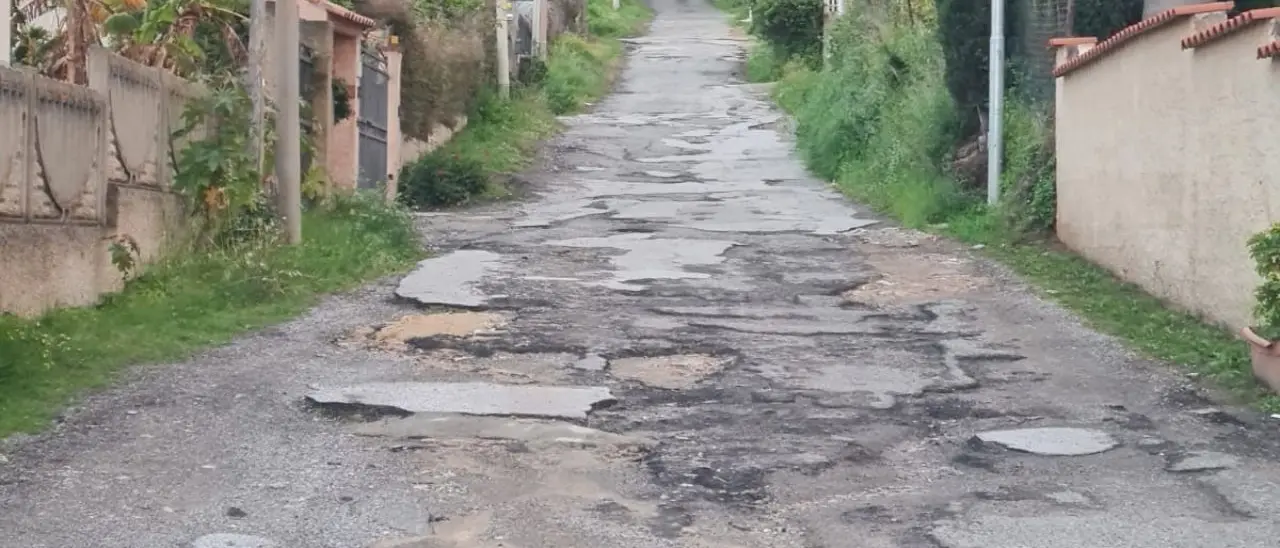 Tropea si prepara a brillare di nuovo con le luci di Natale ma il borgo delude\u00A0per\u00A0l’incuria\n