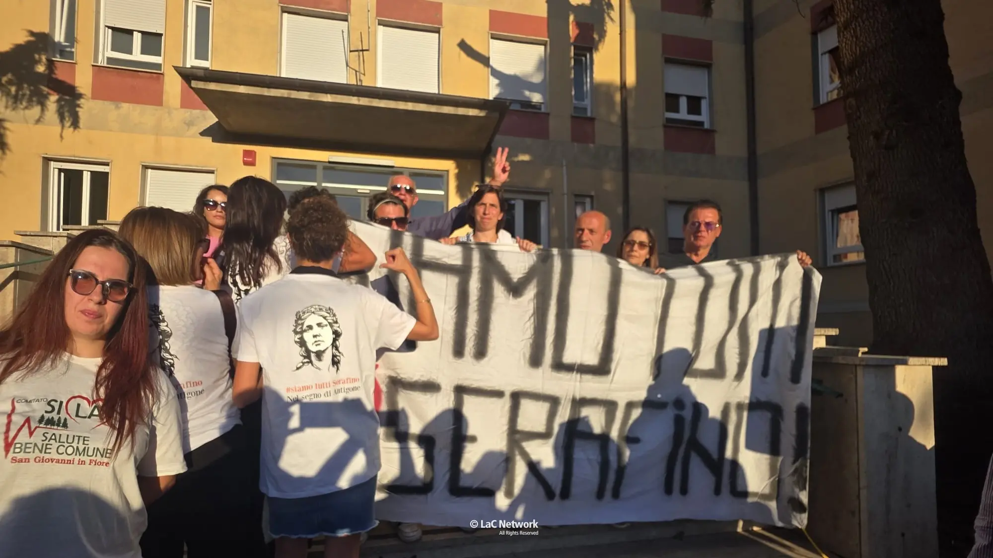 Elly Schlein regge lo striscione \"Siamo Tutti Serafino\"