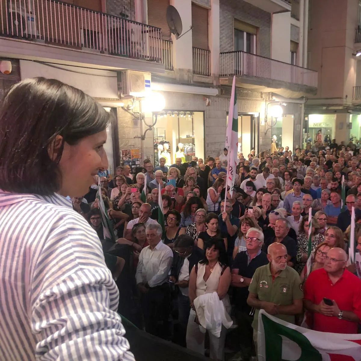 Cosenza, ovazione per Elly Schlein. Tre parole d’ordine:\u00A0«Sanità, lavoro, restanza»