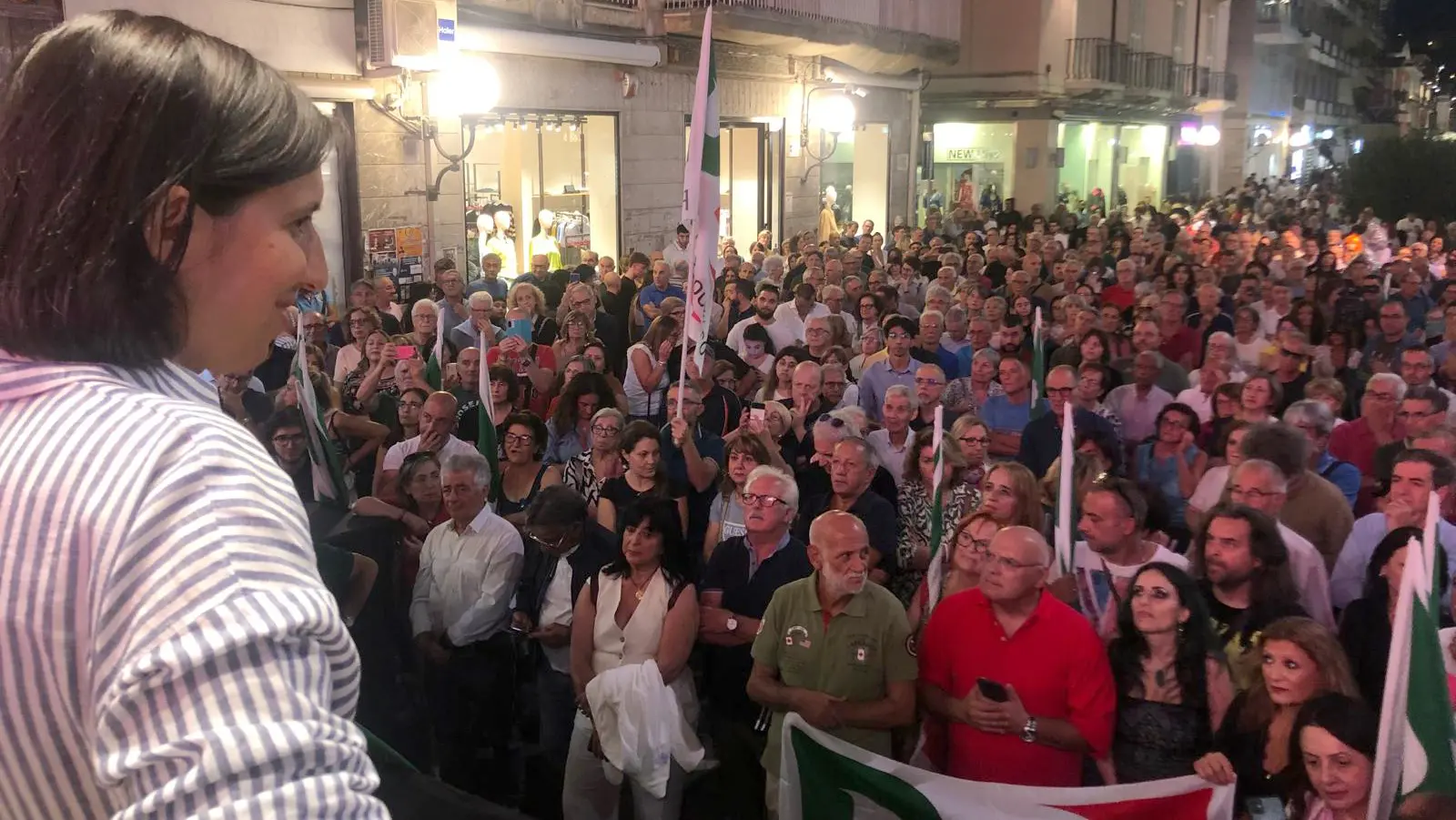 Ovazione per Elly Schlein a Cosenza, le tre parole d'ordine (sanità, lavoro, restanza) e il nuovo attacco a Occhiuto