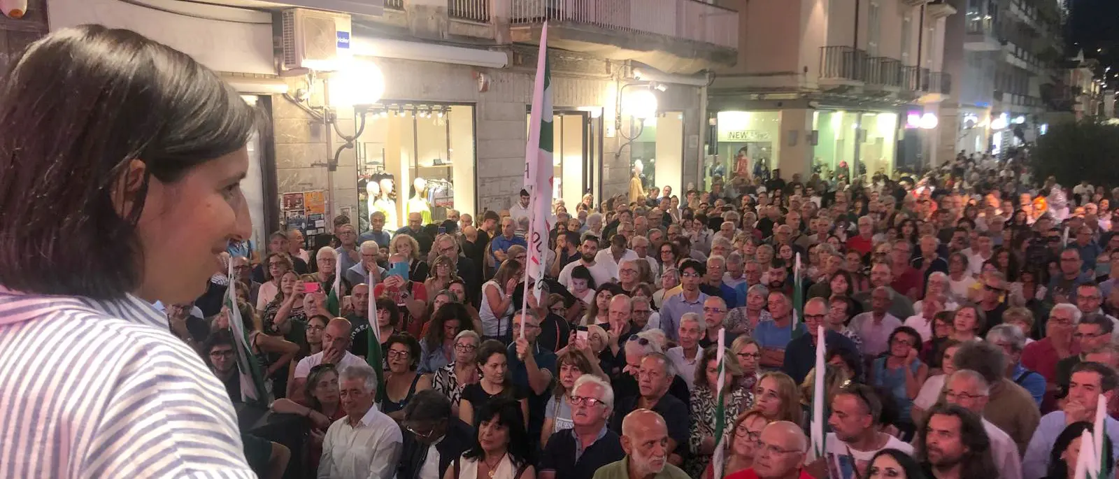 Cosenza, ovazione per Elly Schlein. Tre parole d’ordine:\u00A0«Sanità, lavoro, restanza»