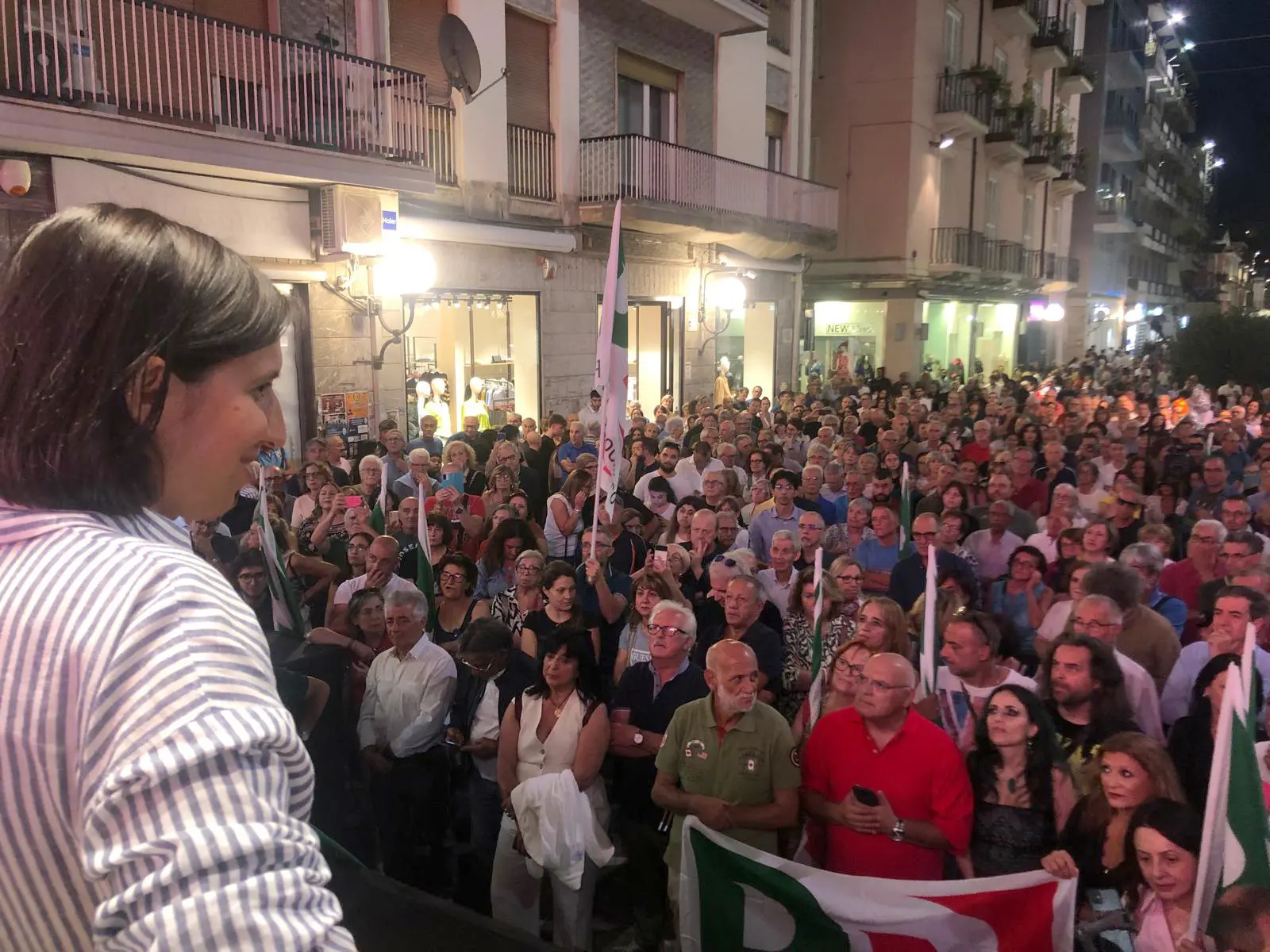 Cosenza, ovazione per Elly Schlein. Tre parole d’ordine: «Sanità, lavoro, restanza»