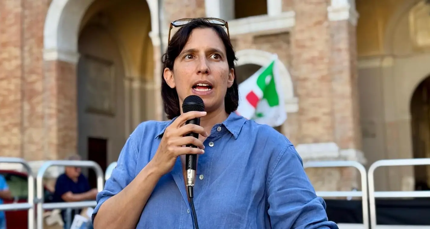 Schlein da Soveria\u00A0rilancia sul salario minimo: «Sotto i 9 euro è\u00A0sfruttamento, troppi ragazzi in Calabria fanno la scelta di andare via»