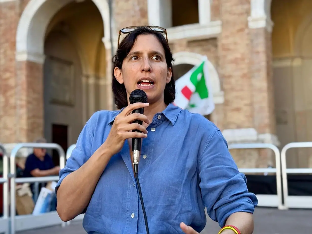 Schlein da Soveria rilancia sul salario minimo: «Sotto i 9 euro è sfruttamento, troppi ragazzi in Calabria fanno la scelta di andare via»