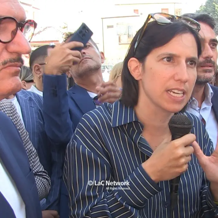 Elly Schlein a Vibo: «La destra vuole smantellare la sanità pubblica. La ‘ndrangheta? Si\u00A0batte assicurando diritti a tutti»