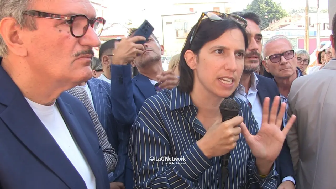 Elly Schlein a Vibo: «La destra vuole smantellare la sanità pubblica. La ‘ndrangheta? Si\u00A0batte assicurando diritti a tutti»