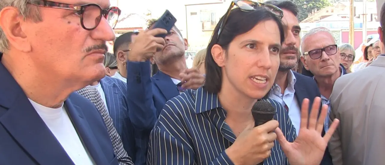 Elly Schlein a Vibo: «La destra vuole smantellare la sanità pubblica. La ‘ndrangheta? Si\u00A0batte assicurando diritti a tutti»