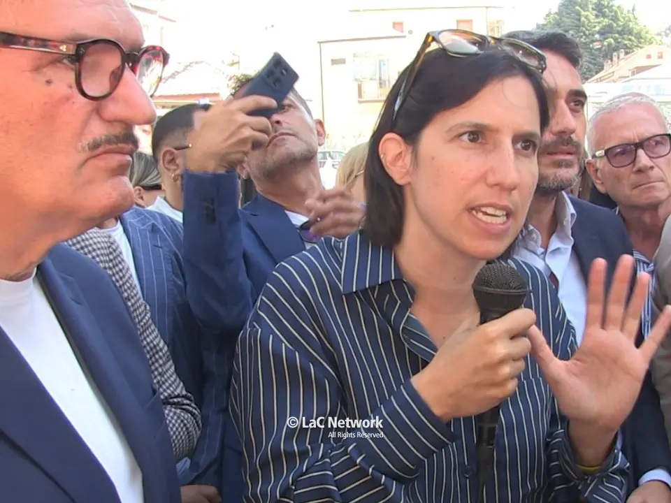 Elly Schlein a Vibo: «La destra vuole smantellare la sanità pubblica. La ‘ndrangheta? Si batte assicurando diritti a tutti»
