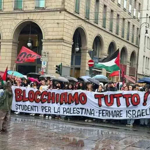 Milano, tensione allo sciopero per Gaza: cariche in Centrale, bandiere bruciate e treni in tilt per ore\n