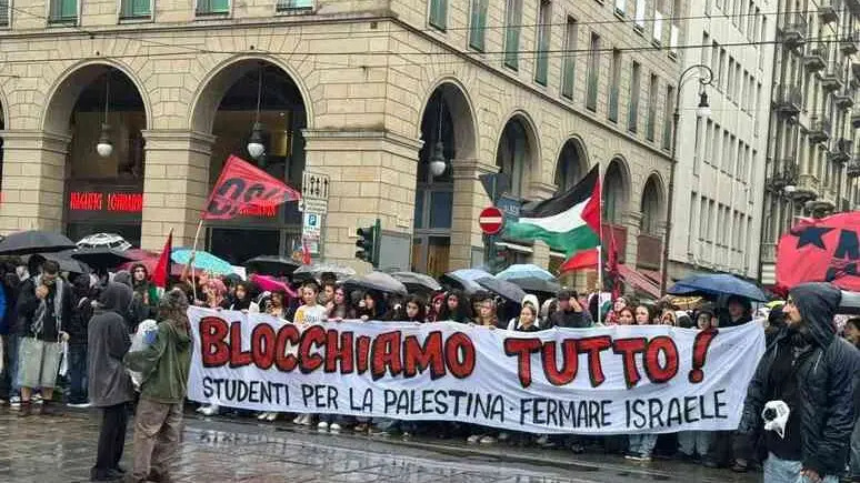 <p>Un momento del corteo a Milano (foto Ansa)</p>\\n