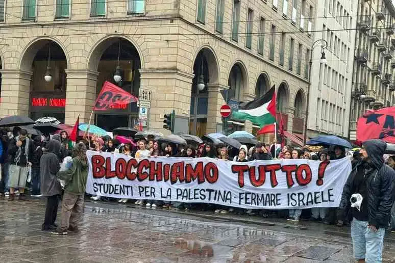 Milano, tensione allo sciopero per Gaza: cariche in Centrale, bandiere bruciate e treni in tilt per ore\n