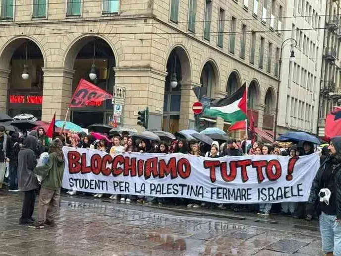 Milano, tensione allo sciopero per Gaza: cariche in Centrale, bandiere bruciate e treni in tilt per ore