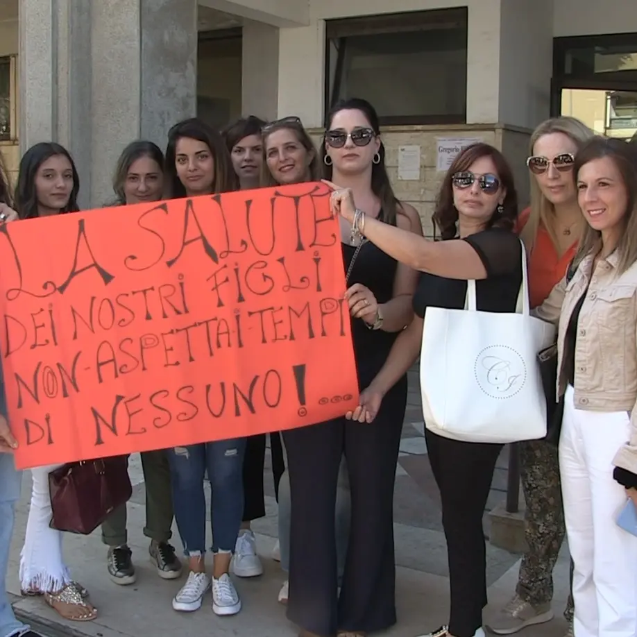 Serre vibonesi, 600 bambini senza pediatra. La\u00A0protesta delle mamme davanti all’Asp di Vibo: «Diritti negati in 5 comuni» -\u00A0VIDEO\n