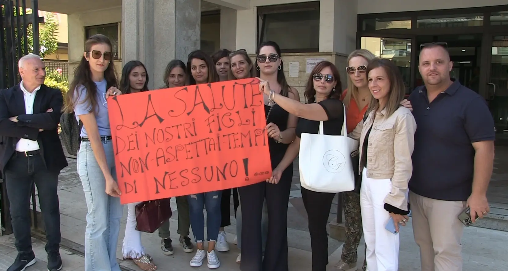 Serre vibonesi, 600 bambini senza pediatra. La\u00A0protesta delle mamme davanti all’Asp di Vibo: «Diritti negati in 5 comuni»\n