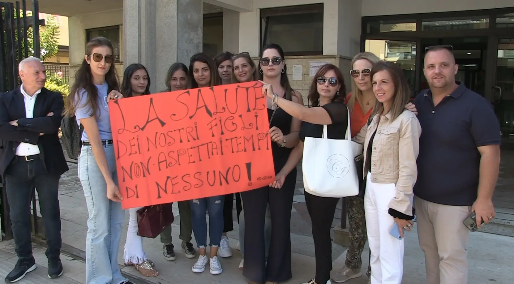 Serre vibonesi, 600 bambini senza pediatra. La\u00A0protesta delle mamme davanti all’Asp di Vibo: «Diritti negati in 5 comuni» -\u00A0VIDEO\n
