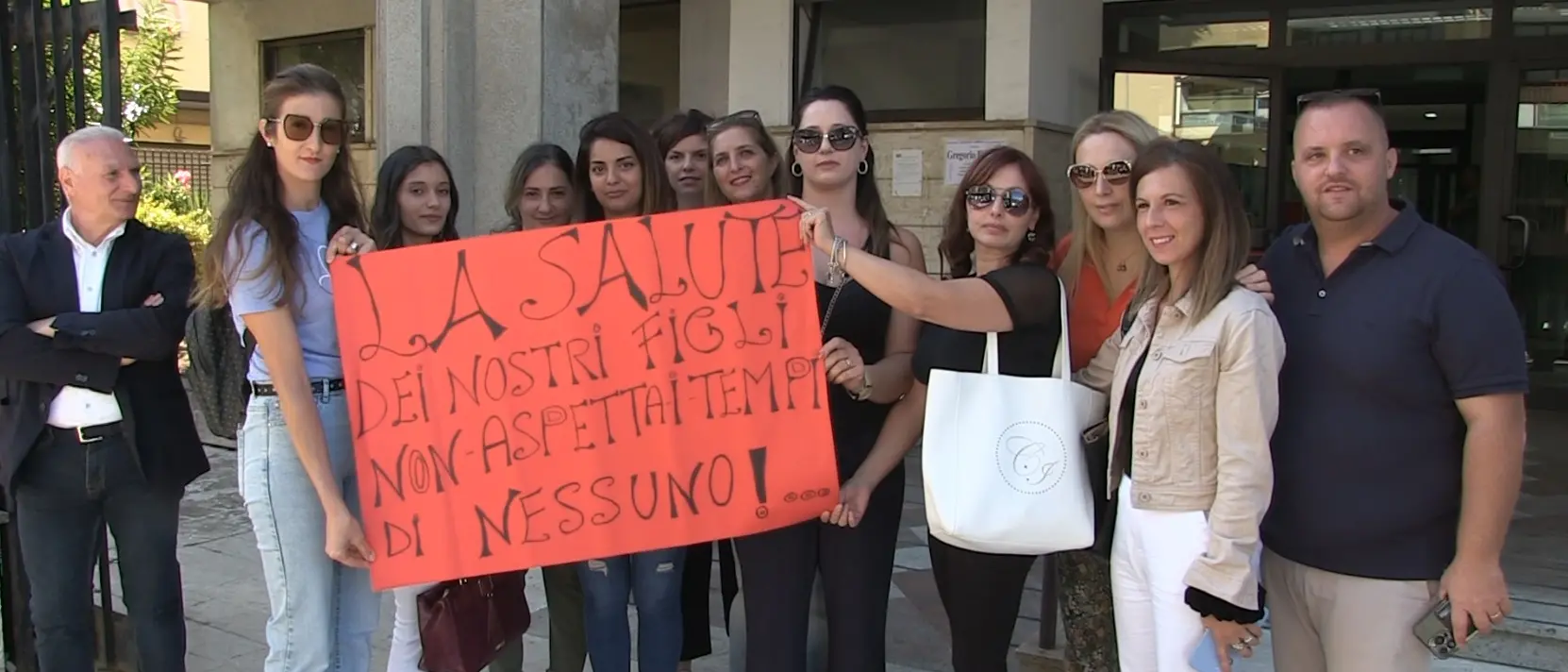 Serre vibonesi, 600 bambini senza pediatra. La\u00A0protesta delle mamme davanti all’Asp di Vibo: «Diritti negati in 5 comuni» -\u00A0VIDEO\n
