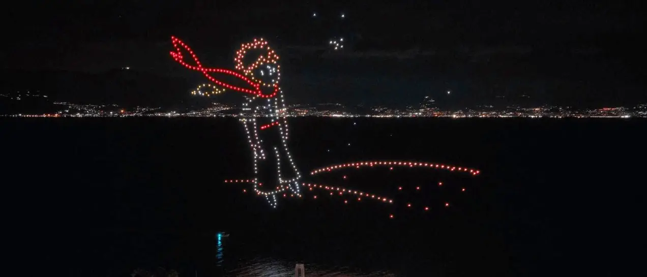 Il piccolo principe incanta Reggio Calabria: lo spettacolo dei droni nel cielo dello Stretto\n