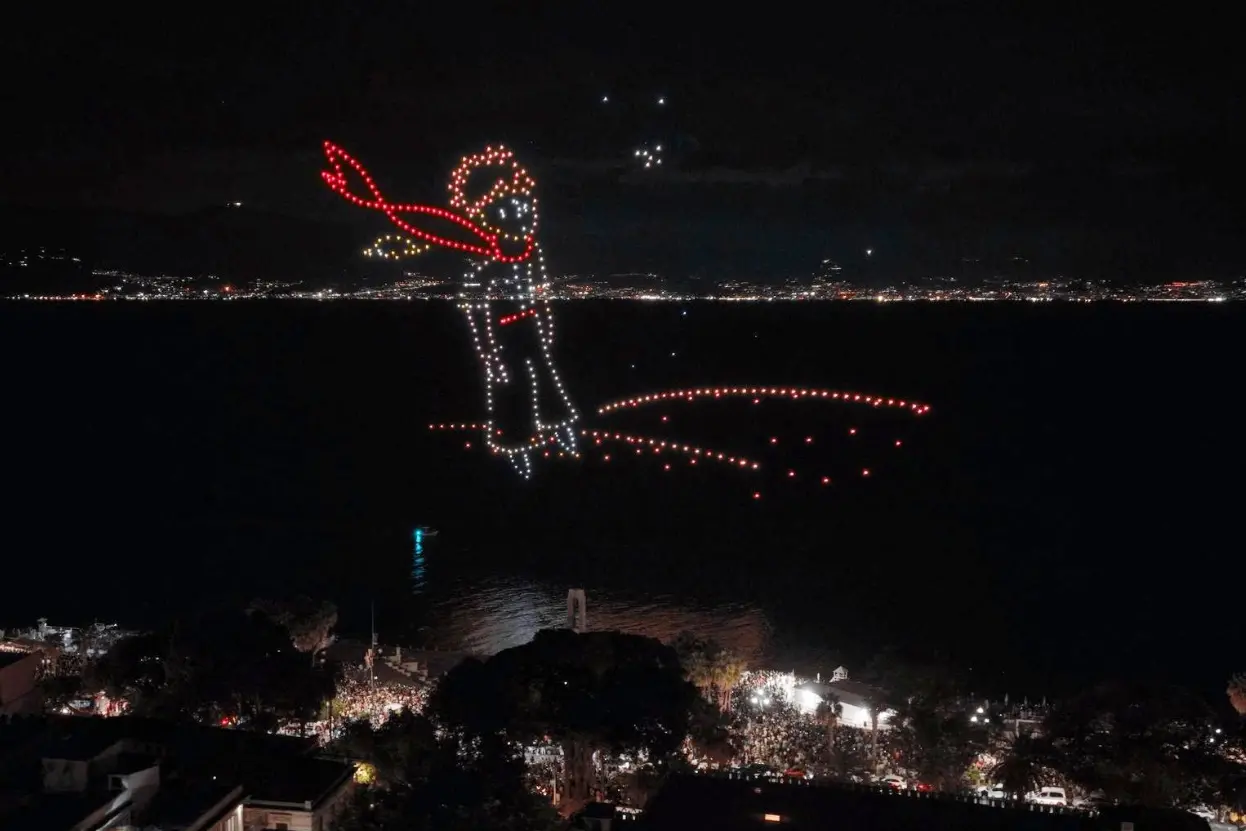 Il piccolo principe incanta Reggio Calabria: lo spettacolo dei droni nel cielo dello Stretto\n