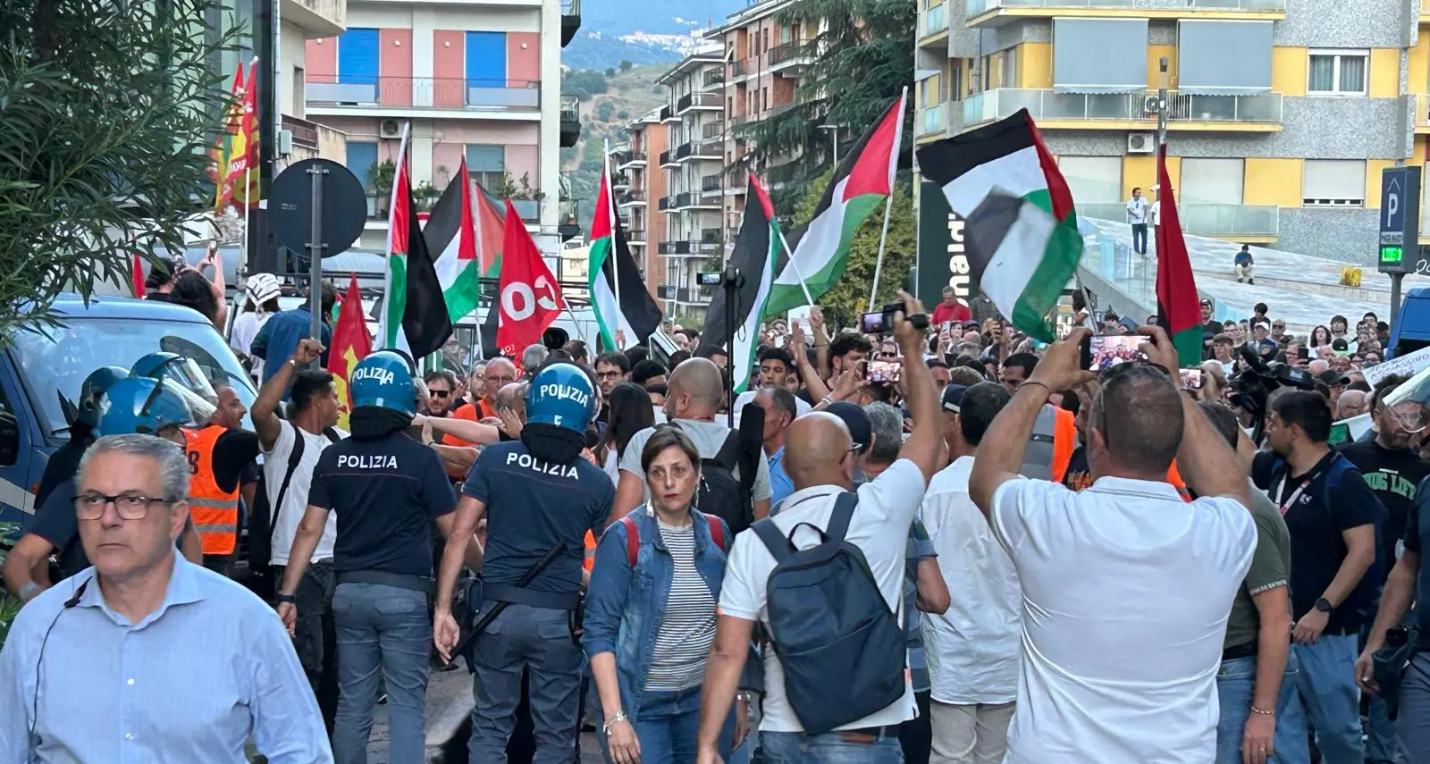 Cosenza, in migliaia sfilano per la Palestina in una città blindata lungo il tragitto | LIVE