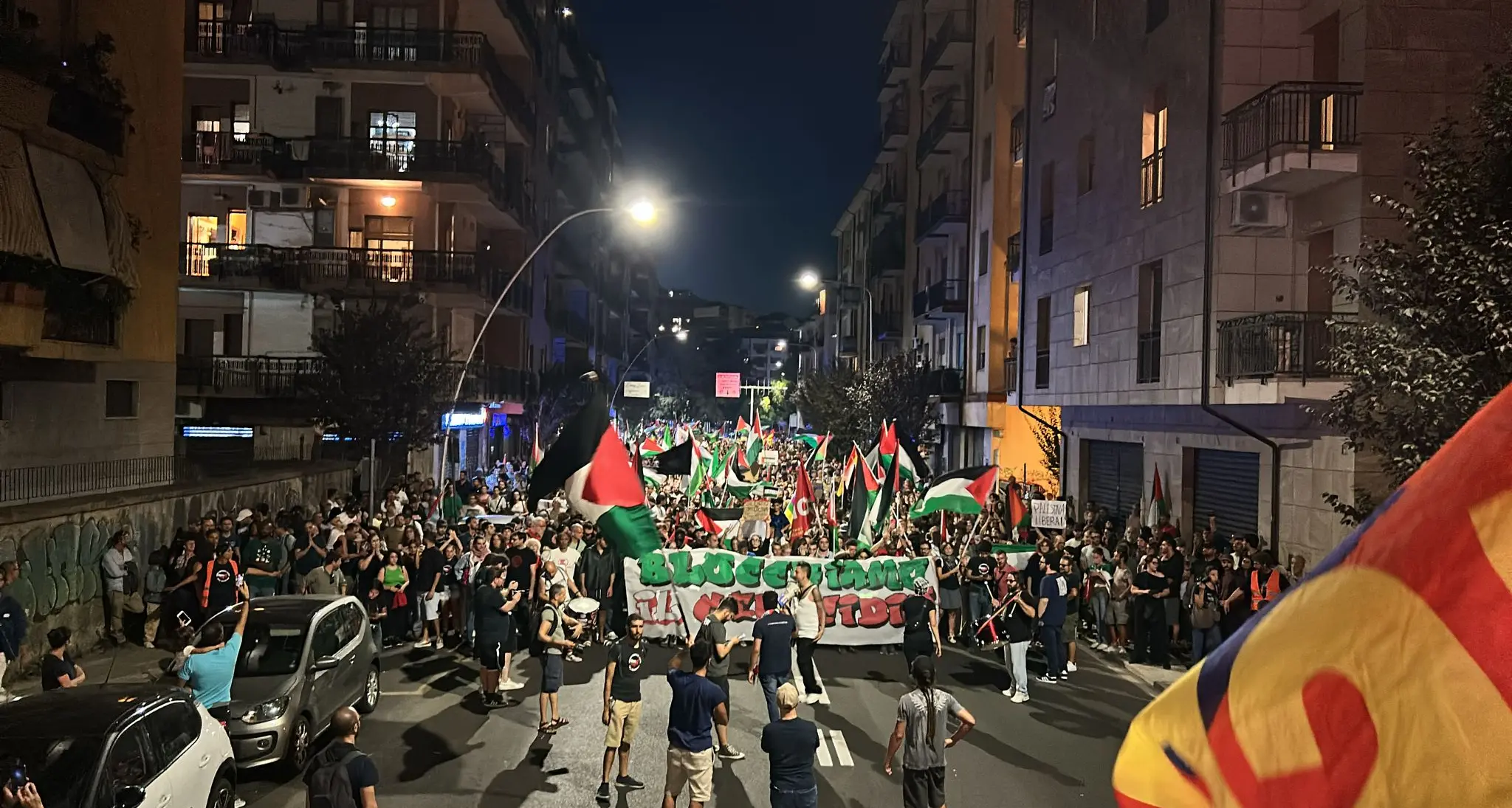 Cosenza in piazza per Gaza: corteo regionale nel centro tra bandiere e cori