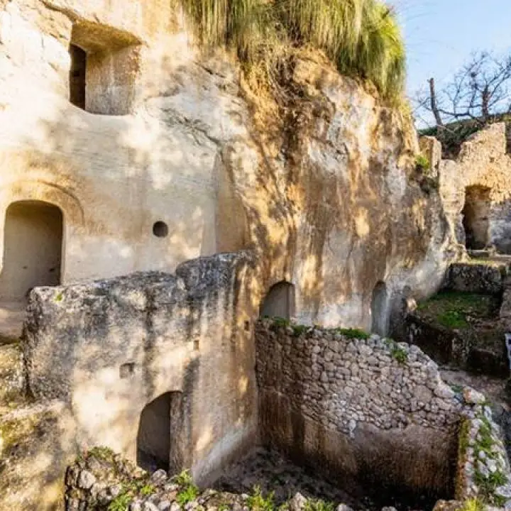 Armonie del paesaggio: a Zungri storia e natura si fondono nell’evento in programma alle grotte\n