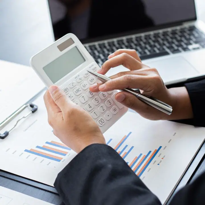 Meloni prometteva meno tasse, ma l’Istat la smentisce: nel 2024 la pressione fiscale al 42,5% e il Pil arranca\n