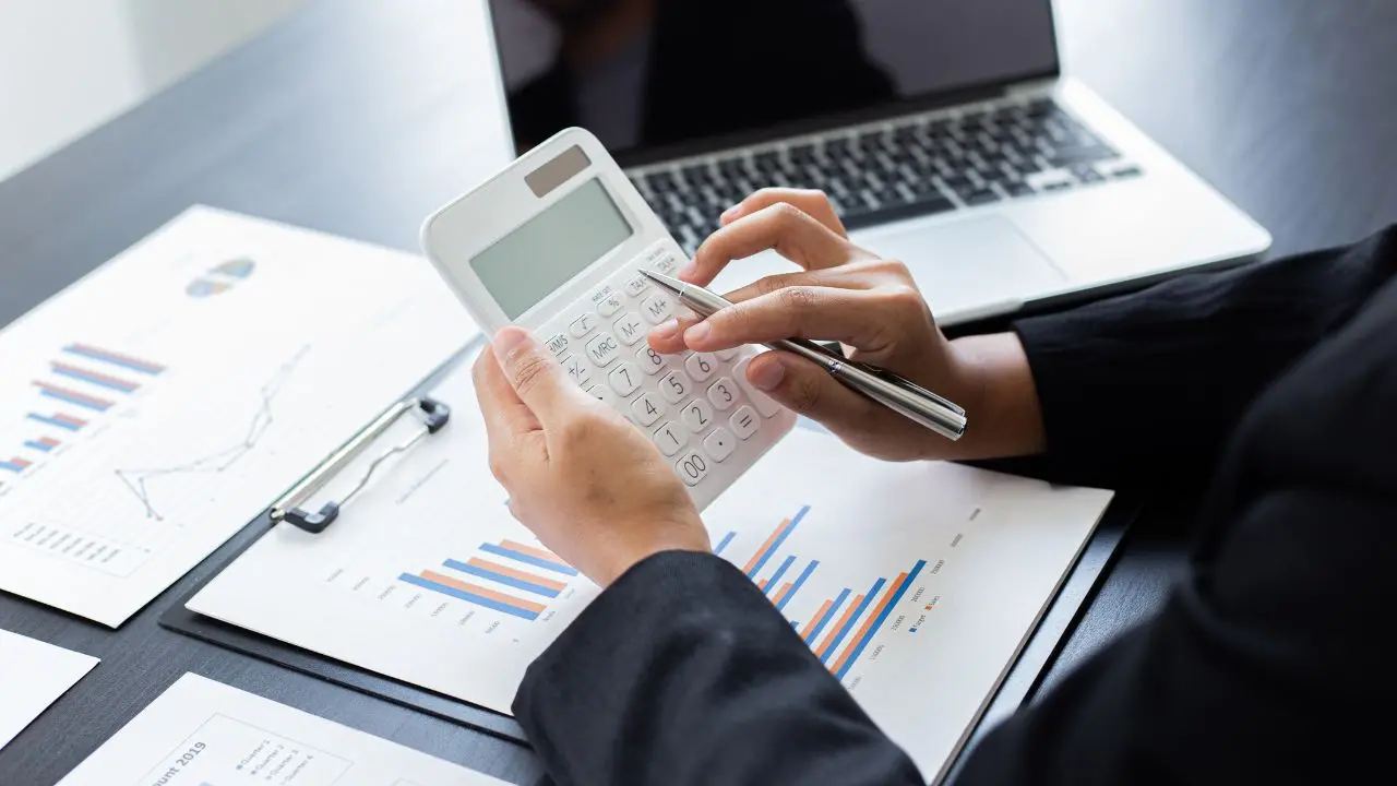 Meloni prometteva meno tasse, ma l’Istat la smentisce: nel 2024 la pressione fiscale al 42,5% e il Pil arranca\n