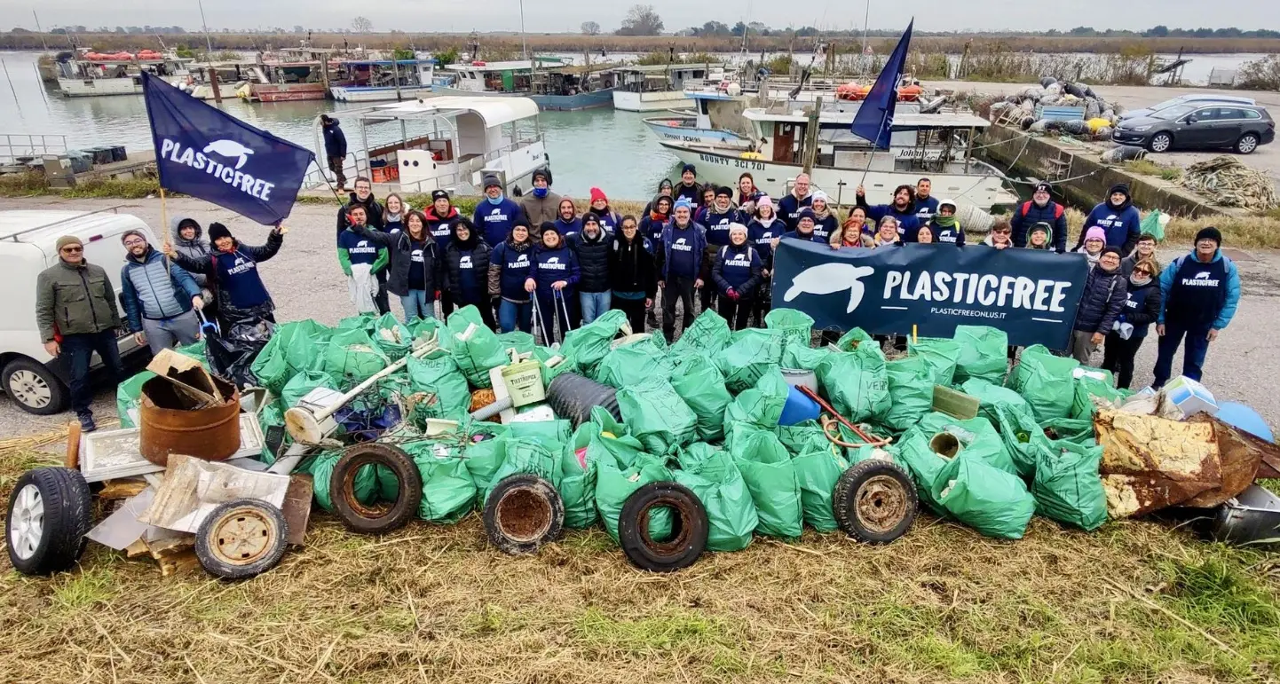 In Calabria torna l’onda blu dei volontari Plastic free: 15 appuntamenti per l’evento dedicato alla tutela di mari e fiumi\n