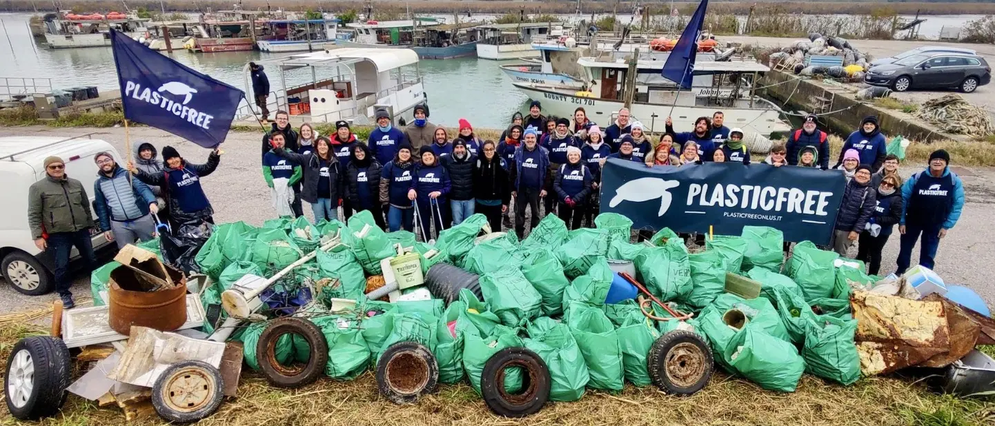 In Calabria torna l’onda blu dei volontari Plastic free: 15 appuntamenti per l’evento dedicato alla tutela di mari e fiumi\n