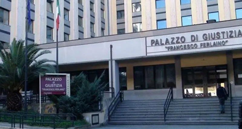 Ferito a\u00A0coltellate al torace e lasciato per strada a Catanzaro Lido, 3\u00A0condanne nel processo per tentato omicidio - NOMI\n